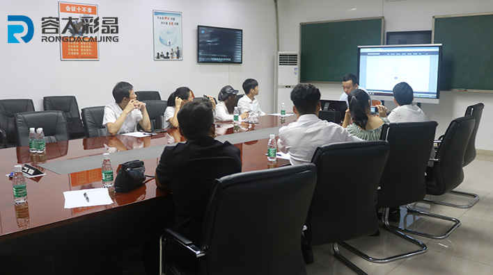 Rongda Colour Crystal Technology Director trains customer team on the software and hardware usage of multi-media touch-in-one machine！